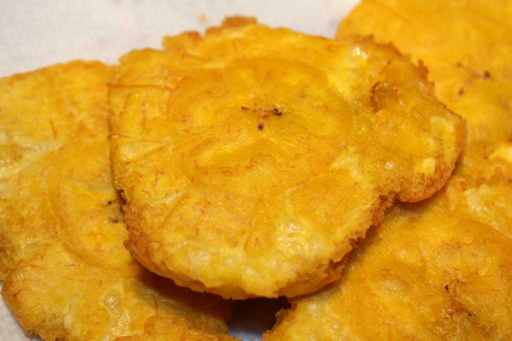 Tostones de Plátano Verde (fried green plantains) – foodielady.com